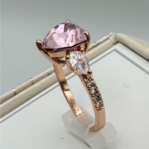Pink 🩷 Heart Center stone w/Cubic zirconia-Rose Gold Band-sz 8- prom- spring - Picture 2 of 9